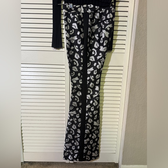 Rachel Zoe Women's Black and Silver Pants
Animal Print Size 2 - Picture 3 of 8